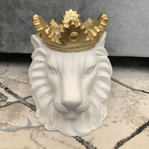 Kingston Living 9" Lion Face Planter with Crown